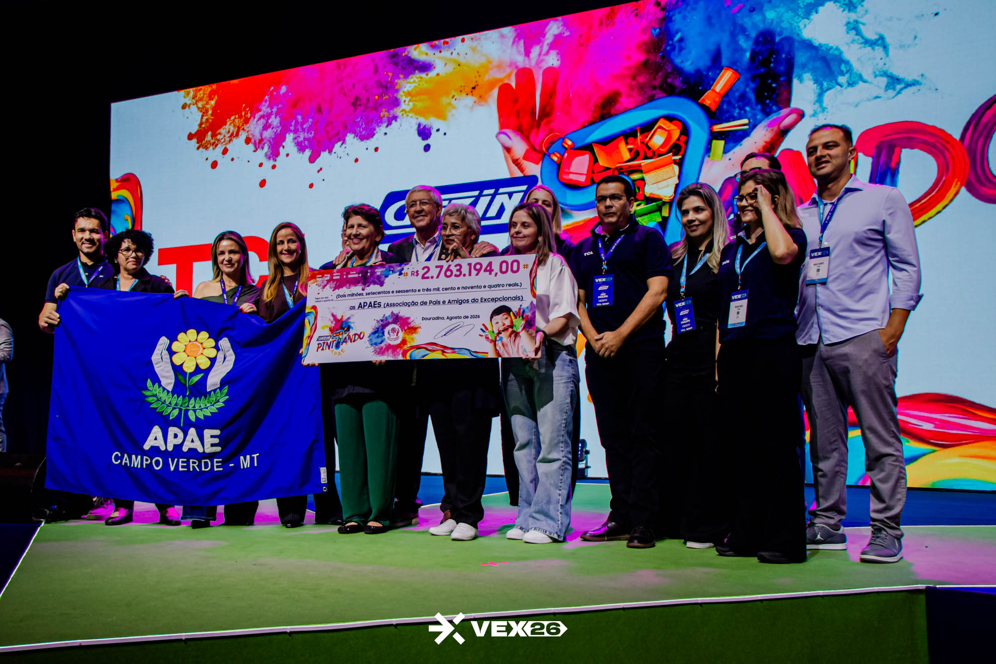 Gazin faz entrega oficial de cheque de R$ 2,7 milhões do Pintando o 7 no VEX 2026